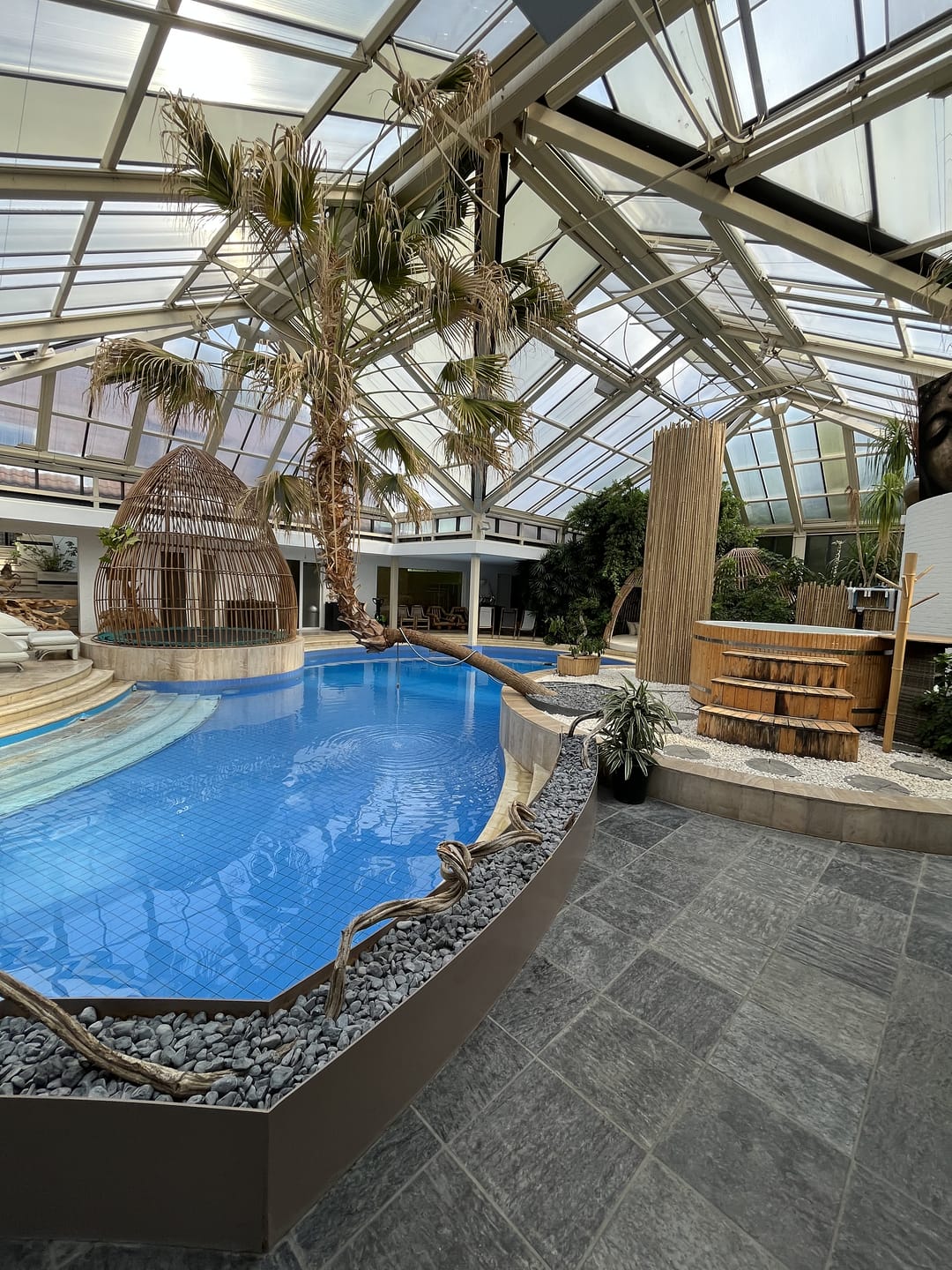 Un parc, un étang, une piscine sous verrière et une maison qui n’accueille que vous. Le temps d’un week-end, ou d’une soirée.